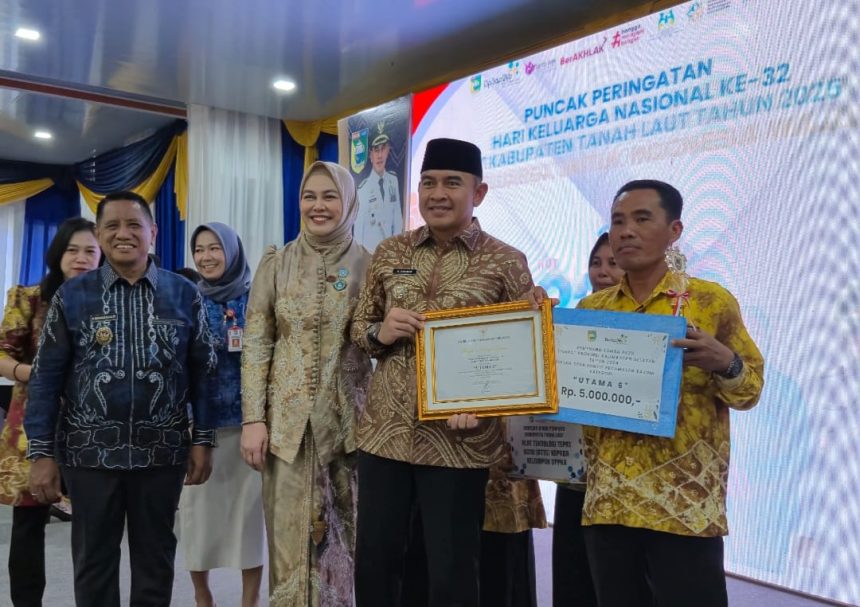 Kegiatan Bupati Tanah Laut H.Rahmat saat sambutan dalam Acara Memperingati Harganas di Tanah Laut. ( dok foto kiriman)