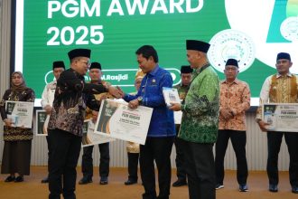 Bupati Balangan, Abdul Hadi, saat menerima penghargaan PGM Award 2025, di Auditorium HM Rasjidi, Kementerian Agama RI, Jakarta. Foto: MC Balangan