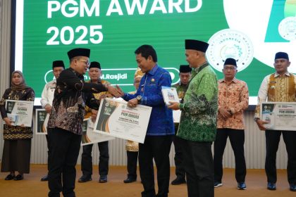 Bupati Balangan, Abdul Hadi, saat menerima penghargaan PGM Award 2025, di Auditorium HM Rasjidi, Kementerian Agama RI, Jakarta. Foto: MC Balangan