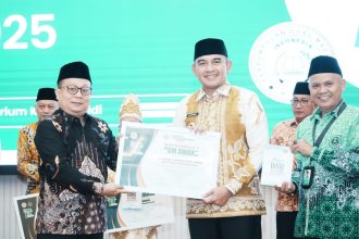 Bupati Rahmat menerima PGM Award 2025 ( dok foto M. Habibi- Ist)