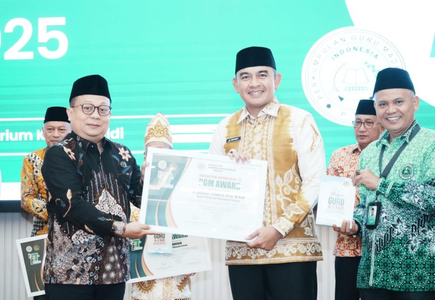 Bupati Rahmat menerima PGM Award 2025 ( dok foto M. Habibi- Ist)