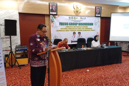 Sekretaris DLH Kalteng, Noor Halim saat menyampaikan sambutan Kepala DLH Kalteng pada kegiatan FGD. Foto: Antonius Sepriyono/lenterakalimantan.com