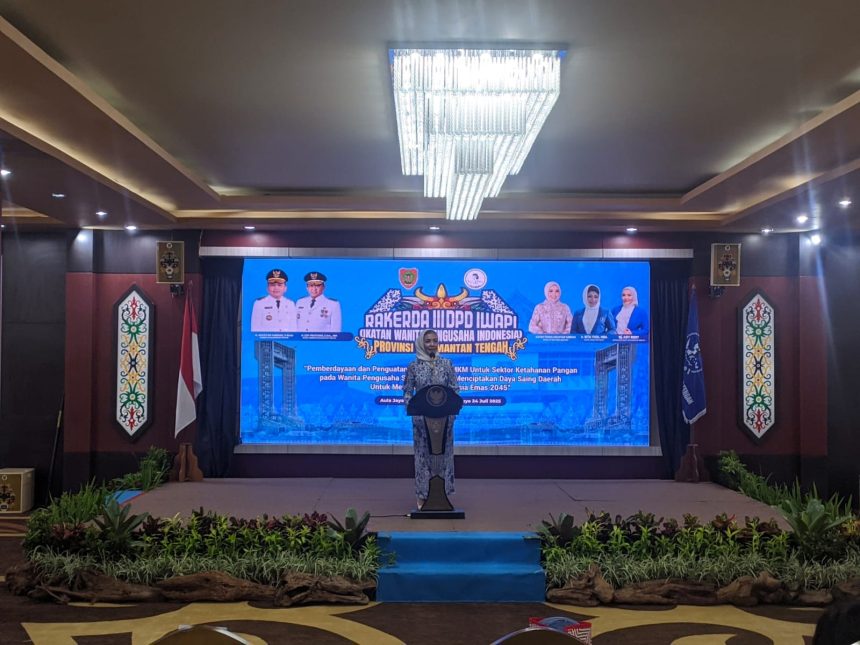 Ketua DPD IWAPI Kalteng, Asti Rizky Badjuri saat menyampaikan sambutan pada kegiatan Rapat Kerja Daerah (Rakerda) III Tahun 2025 di Aula Jayang Tingang, Kantor Gubernur Kalteng. Foto: Antonius Sepriyono/lenterakalimantan.com
