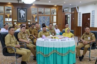 Bupati Barito Kuala H. Bahrul Ilmi didampingi Wakil Bupati Herman Susilo beserta jajaran Pemerintah Kabupaten Barito Kuala mengikuti secara virtual Peluncuran Pembentukan Koperasi Desa/Kelurahan Merah Putih (KDMP),yang dipimpin langsung oleh Presiden Republik Indonesia, Prabowo Subianto, pada Senin (21/07/2025).
