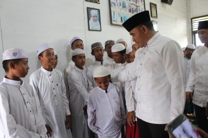 Bupati Tanah Laut H Rahmat Trianto bersalaman dengan sejumlah Santri di Pondok Pesantren ( dok foto Asep LK)