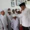 Bupati Tanah Laut H Rahmat Trianto bersalaman dengan sejumlah Santri di Pondok Pesantren ( dok foto Asep LK)