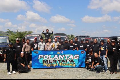 Satlantas Polres Tala Foto Bersama komunitas Penghoby mobil setelah Dialog "Polantas Menyapa" ( dok Humas Polres Tala)
