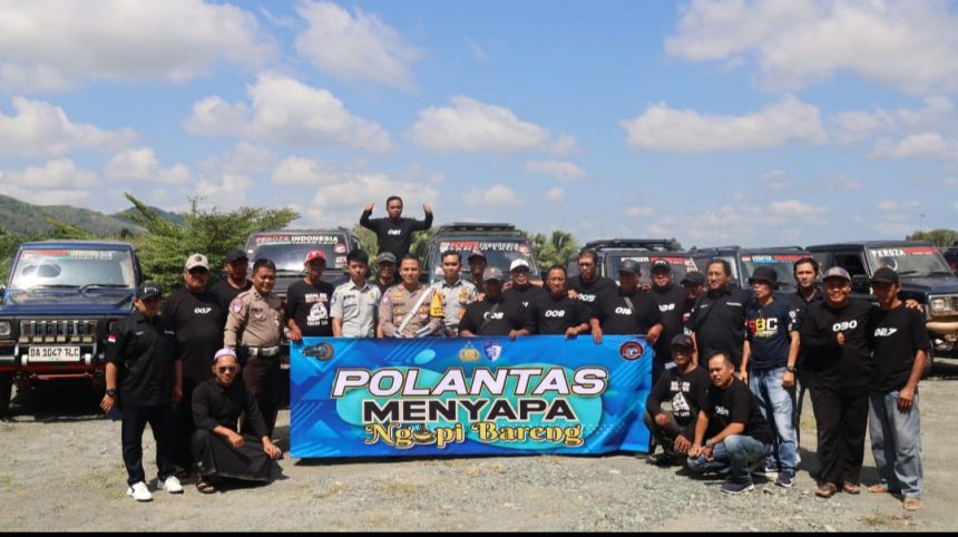 Satlantas Polres Tala Foto Bersama komunitas Penghoby mobil setelah Dialog "Polantas Menyapa" ( dok Humas Polres Tala)