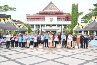 Foto bersama di halaman Kantor Gubernur Kalimantan Tengah usai mengikuti senam bersama. Foto: Antonius Sepriyono/lenterakalimantan.com