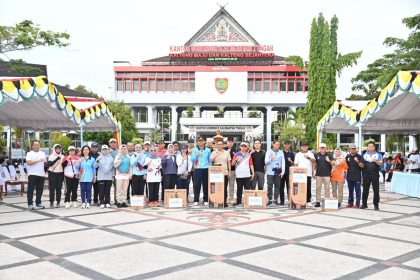 Foto bersama di halaman Kantor Gubernur Kalimantan Tengah usai mengikuti senam bersama. Foto: Antonius Sepriyono/lenterakalimantan.com