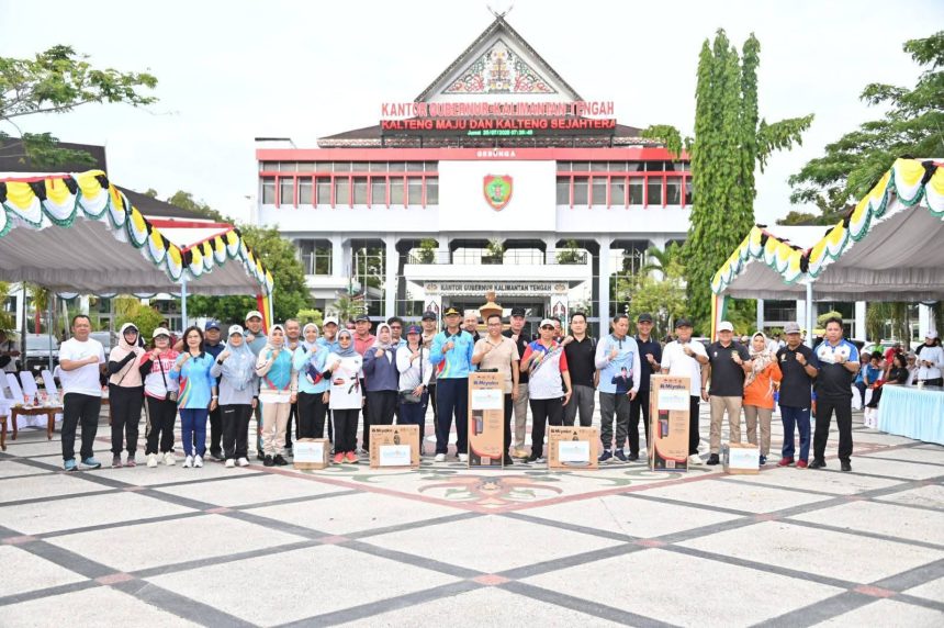 Foto bersama di halaman Kantor Gubernur Kalimantan Tengah usai mengikuti senam bersama. Foto: Antonius Sepriyono/lenterakalimantan.com