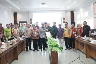 Penyerahan secara simbolis dokumen rekomendasi Tim Pansus DPRD oleh Sugiyarto kepada pihak Pemerintah Daerah yang diwakili oleh Plt Sekda Leonard S Ampung. Foto: Istimewa