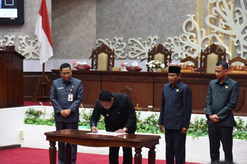 Penandatanganan berita acara Rancangan Peraturan Daerah (Raperda) tentang Rencana Pembangunan Jangka Menengah Daerah (RPJMD) 2025–2029. Foto: Antonius Sepriyono/lenterakalimantan.com