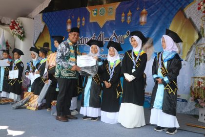 Kegiatan Wakil Bupati Tanah Laut HM Zazuli didampingi Ketua GOW Hj Wiwie Zazuli hadiri Wisuda TKA/TPA sekecamatan Pelaihari. ( dok foto Asep LK) (Diskominfostasan Tala)
