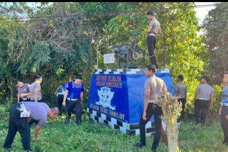 Teks foto// Satlantas Polres Tala gotong royong membersihkan tugu peringatan kecelakaan ( dok foto Kiriman)
