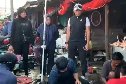 Bupati Rahmat dan Hj Dian Rahmat setelah olahraga, berbelanja di Pasar Tradisional Pelaihari ( dok foto kiriman)