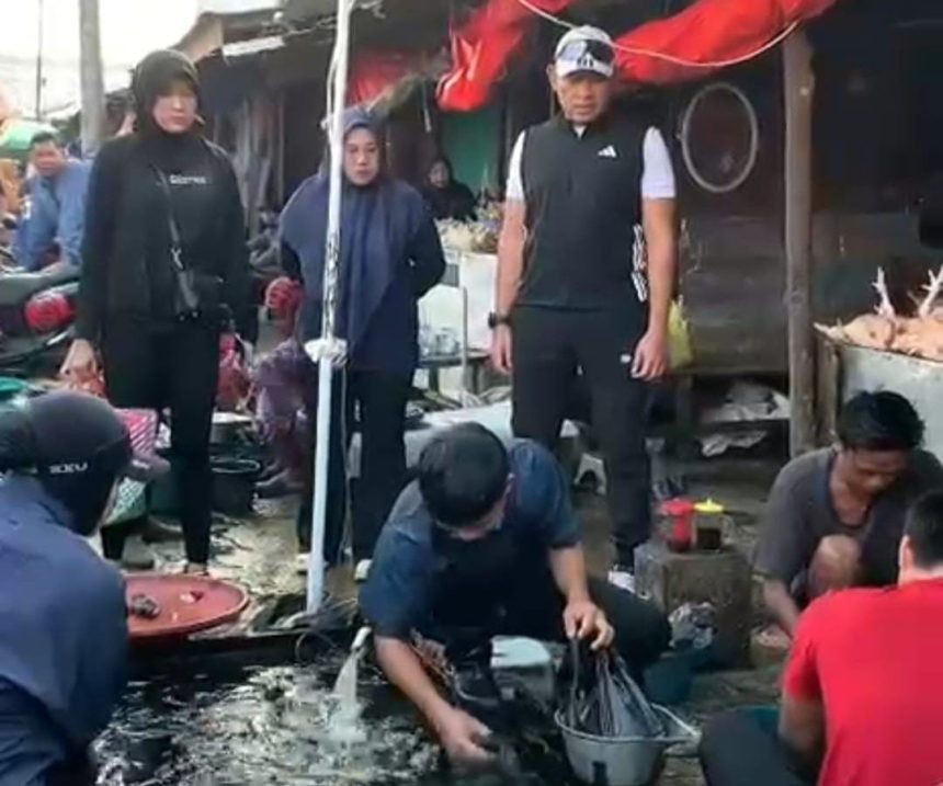 Bupati Rahmat dan Hj Dian Rahmat setelah olahraga, berbelanja di Pasar Tradisional Pelaihari ( dok foto kiriman)