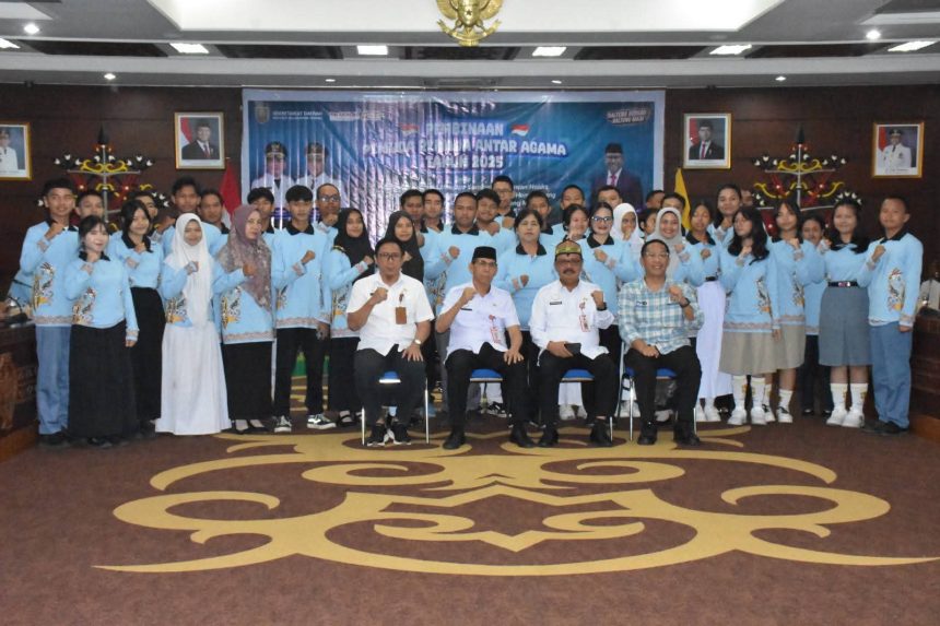 Foto bersama usai kegiatan Pembinaan Pemuda Remaja Antar Agama Tahun 2025 yang digelar di Aula Eka Hapakat, Lantai III Kantor Gubernur Kalteng. Foto: Antonius Sepriyono/lenterakalimantan.com
