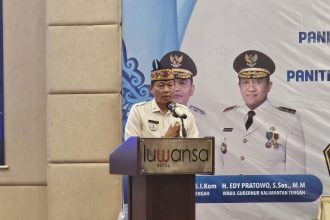 Staf Ahli Gubernur Kalteng Bidang Ekonomi, Keuangan dan Pembangunan, Yuas Elko saat menyampaikan sambutan di kegiatan FGD yang mempertemukan Panitia Pengakuan MHA dari Kabupaten Katingan dan Kabupaten Gunung Mas. Foto: Antonius Sepriyono/lenterakalimantan.com