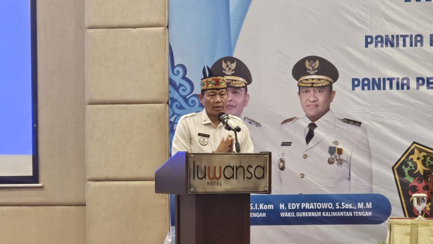 Staf Ahli Gubernur Kalteng Bidang Ekonomi, Keuangan dan Pembangunan, Yuas Elko saat menyampaikan sambutan di kegiatan FGD yang mempertemukan Panitia Pengakuan MHA dari Kabupaten Katingan dan Kabupaten Gunung Mas. Foto: Antonius Sepriyono/lenterakalimantan.com