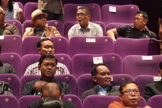 Gubernur Kalimantan Tengah H. Agustiar Sabran saat nobar film Believe – Takdir, Mimpi, Keberanian di Bioskop XXI Palma Palangka Raya. Foto: Istimewa