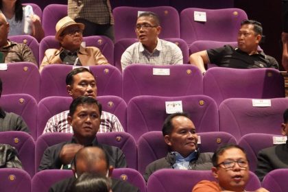 Gubernur Kalimantan Tengah H. Agustiar Sabran saat nobar film Believe – Takdir, Mimpi, Keberanian di Bioskop XXI Palma Palangka Raya. Foto: Istimewa