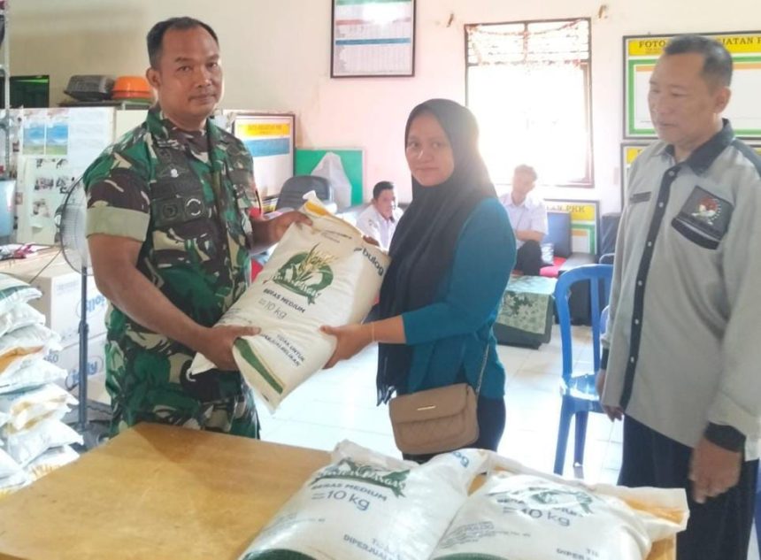 Dok //Aktivitas Babinsa Kodim 1009/TLA Sertu Triyono, Saat pengawalan bantuan Cadangan Pangan Beras (CPB) di Desa Pemuda Kecamatan Pelaihari , Senin (27/07