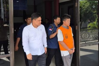 Terdakwa H digelandang petugas untuk masuk ke mobil tahanan ( dok foto kiriman)