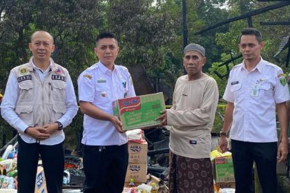 Korban Kebakaran di Ujung Murung Tabalong Terima Bantuan Sembako dan Peralatan