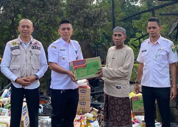 Korban Kebakaran di Ujung Murung Tabalong Terima Bantuan Sembako dan Peralatan