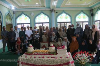 Puluhan Warga Tala Ziarah Ke Makam Para Ulama dan Raja di Kalimantan Timur