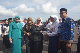 Ketua DPRD Kotabaru Apresiasi Pemberian Beasiswa bagi Pelajar Berprestasi pada Peringatan Hardiknas 2025. Foto: Har/lenterakalimantan.com