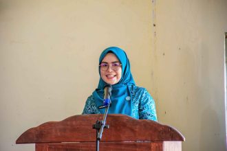 Ketua Tim Penggerak Pemberdayaan dan Kesejahteraan Keluarga (TP PKK) Kabupaten Kapuas, Hj. Siti Saniah Wiyatno saat memberikan sambutan pada kunjungan kerja ke Kecamatan Basarang