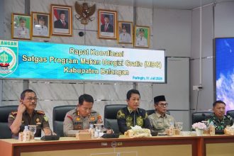 Bupati Balangan, Abdul Hadi saat memimpin langsung jalannya Rapat Koordinasi Satgas Program Makan Bergizi Gratis, di Aula Benteng Tundakan, Paringin Selatan. Foto: MC Balangan