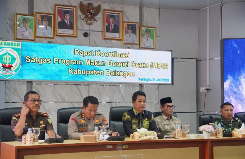 Bupati Balangan, Abdul Hadi saat memimpin langsung jalannya Rapat Koordinasi Satgas Program Makan Bergizi Gratis, di Aula Benteng Tundakan, Paringin Selatan. Foto: MC Balangan
