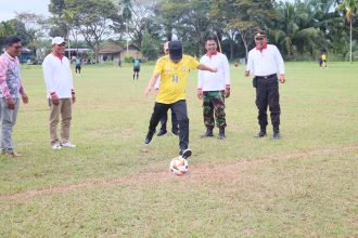 Wakil Bupati Barito Kuala Herman Susilo secara resmi membuka Turnamen Sepakbola Wanaraya Cup 2025 dalam sebuah seremoni yang berlangsung meriah di Lapangan Sepakbola Kecamatan Wanaraya, Jumat (1/8/2025).