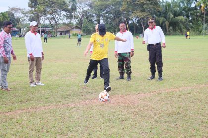 Wakil Bupati Barito Kuala Herman Susilo secara resmi membuka Turnamen Sepakbola Wanaraya Cup 2025 dalam sebuah seremoni yang berlangsung meriah di Lapangan Sepakbola Kecamatan Wanaraya, Jumat (1/8/2025).