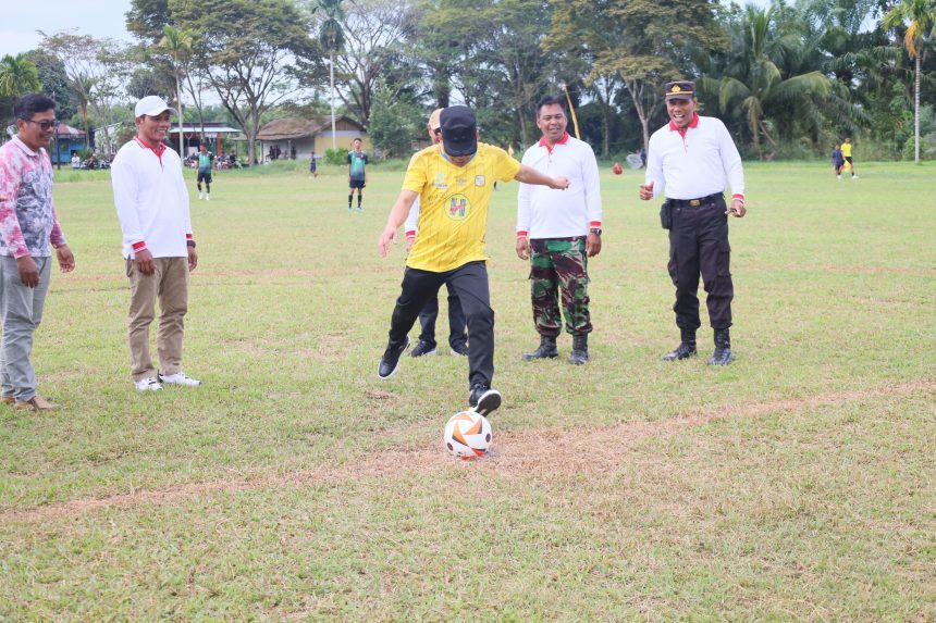 Wakil Bupati Barito Kuala Herman Susilo secara resmi membuka Turnamen Sepakbola Wanaraya Cup 2025 dalam sebuah seremoni yang berlangsung meriah di Lapangan Sepakbola Kecamatan Wanaraya, Jumat (1/8/2025).