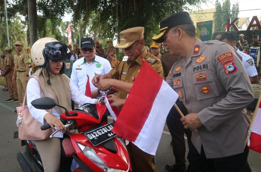 Suasana pembagian bendera merah putih oleh Wakil Bupati tanah laut HM.Zazuli ( dok foto Asep LK)