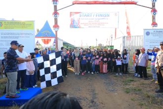 Bupati Barito Kuala, H. Bahrul Ilmi sacara resmi buka kegiatan Finisher Fun Run Susur Sungai Barito yang diikuti oleh ratusan pelajar serta pemuda dari berbagai wilayah di Barito Kuala, di Kecamatan Tabunganen, Kabupaten Barito Kuala, Minggu (3/8/2025)