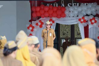 Kepala Dinas Pekerjaan Umum dan Penataan Ruang (PUPR) Kabupaten Barito Kuala,Akhdiyat Sabari pembina apel Pemerintah Kabupaten (Pemkab) Barito Kuala pada Senin (4/8/2025).