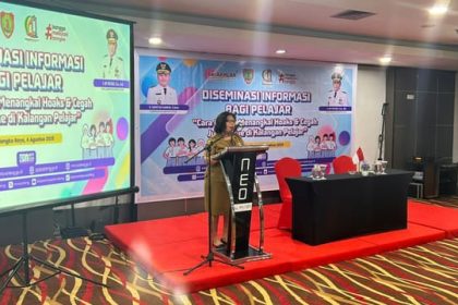 Sekretaris Diskominfosantik Kalteng, Tuty Sulistyowatie saat menyampaikan sambutannya. Foto : MMC Kalteng.