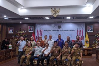 Foto bersama usai Rapat Koordinasi bersama Komisi Pemberantasan Korupsi (KPK), yang digelar di Aula Eka Hapakat, Kantor Gubernur Kalteng.
