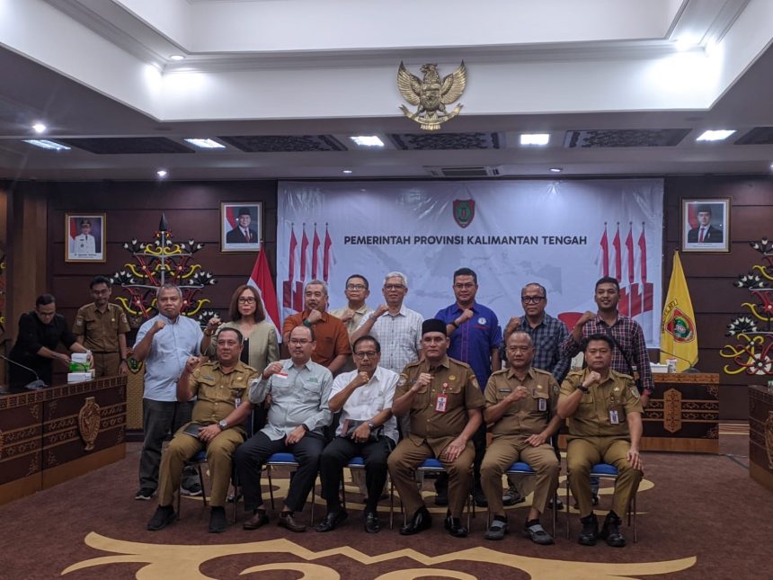 Foto bersama usai Rapat Koordinasi bersama Komisi Pemberantasan Korupsi (KPK), yang digelar di Aula Eka Hapakat, Kantor Gubernur Kalteng.
