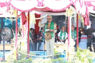 Gubernur Kalteng, Agustiar Sabran, menjadi inspektur upacara Hari Jadi ke-23 Kabupaten Barito Timur. Foto : MMC Kalteng.