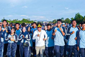 Gubernur Kalteng bersama pelajar jalan santai bareng di kawasan Bandara Beringin Muara Teweh, (5/8/2025) pagi. Foto : MMC Kalteng