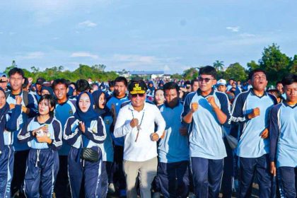 Gubernur Kalteng bersama pelajar jalan santai bareng di kawasan Bandara Beringin Muara Teweh, (5/8/2025) pagi. Foto : MMC Kalteng