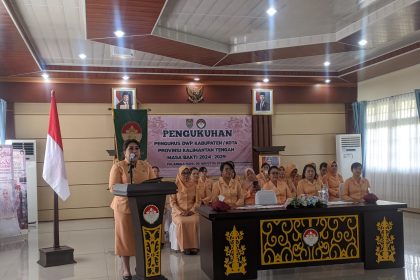 Ketua DWP Kalteng, Natalin Leonard S. Ampung saat menyampaikan sambutan pada kegiatan pengukuhan pengurus DWP kabupaten dan kota se-Kalteng. Foto : Antonius Sepriyono