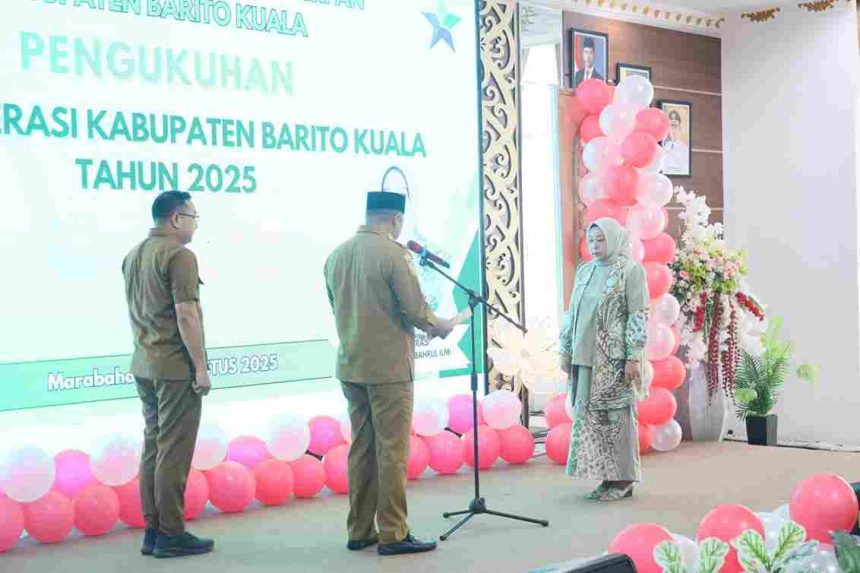 Bupati Barito Kuala, H. Bahrul Ilmi,melantik Hj. Noor Hayati Bahrul Ilmi sebagai Bunda Literasi, bertempat di Aula Selidah, Senin (04/08/2025).