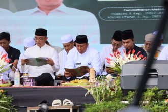 Bupati Barito kuala Haji Bahrul ilmi bersama Sekretaris Daerah Barito Kuala, H. Zulkipli Yadi Noor saat acara,kegiatan tahunan Barito Kuala Mengaji, berlangsung di Lapangan 5 Desember Marabahan, (6/8/2025)